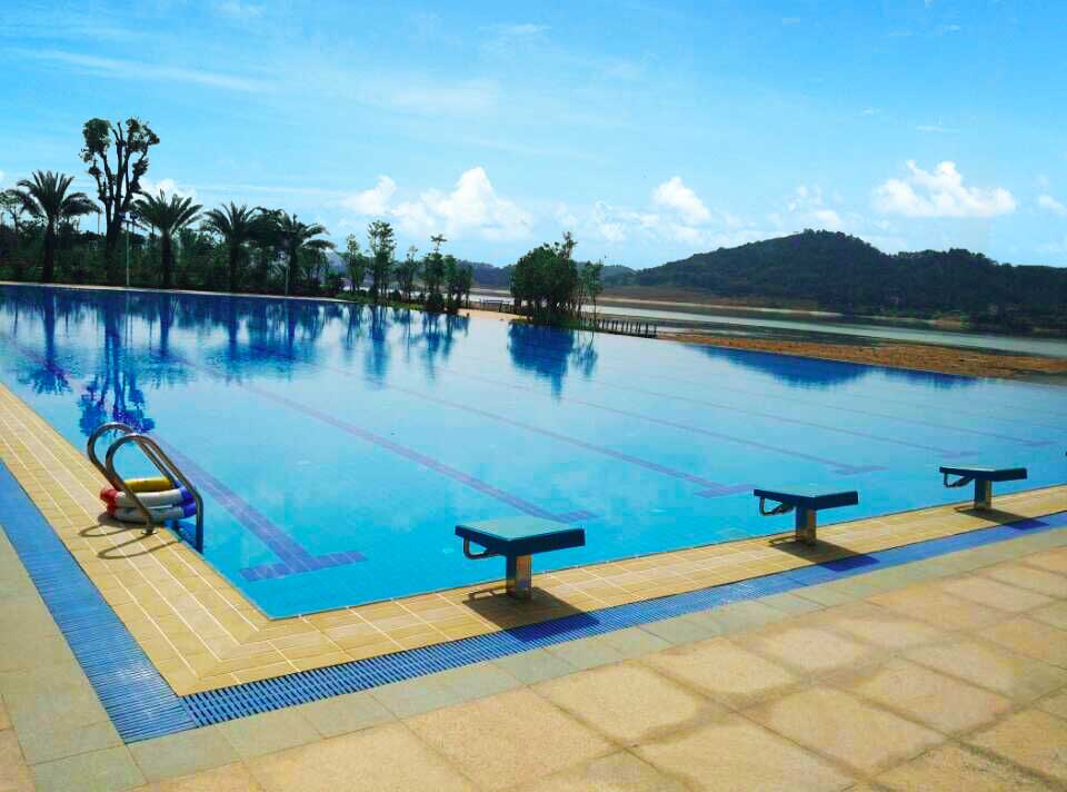 廣州增城華商學(xué)院標(biāo)準(zhǔn)無(wú)邊際泳池工程 廣州增城華商學(xué)院標(biāo)準(zhǔn)無(wú)邊際泳池工程